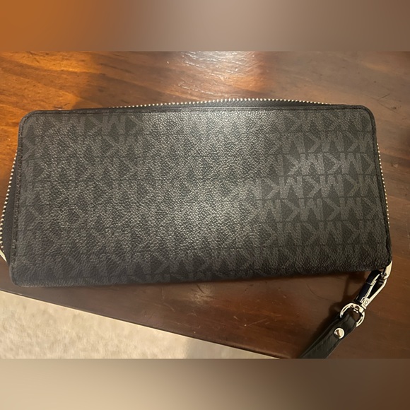 Michael Kors large wallet with wristband - Picture 4 of 4